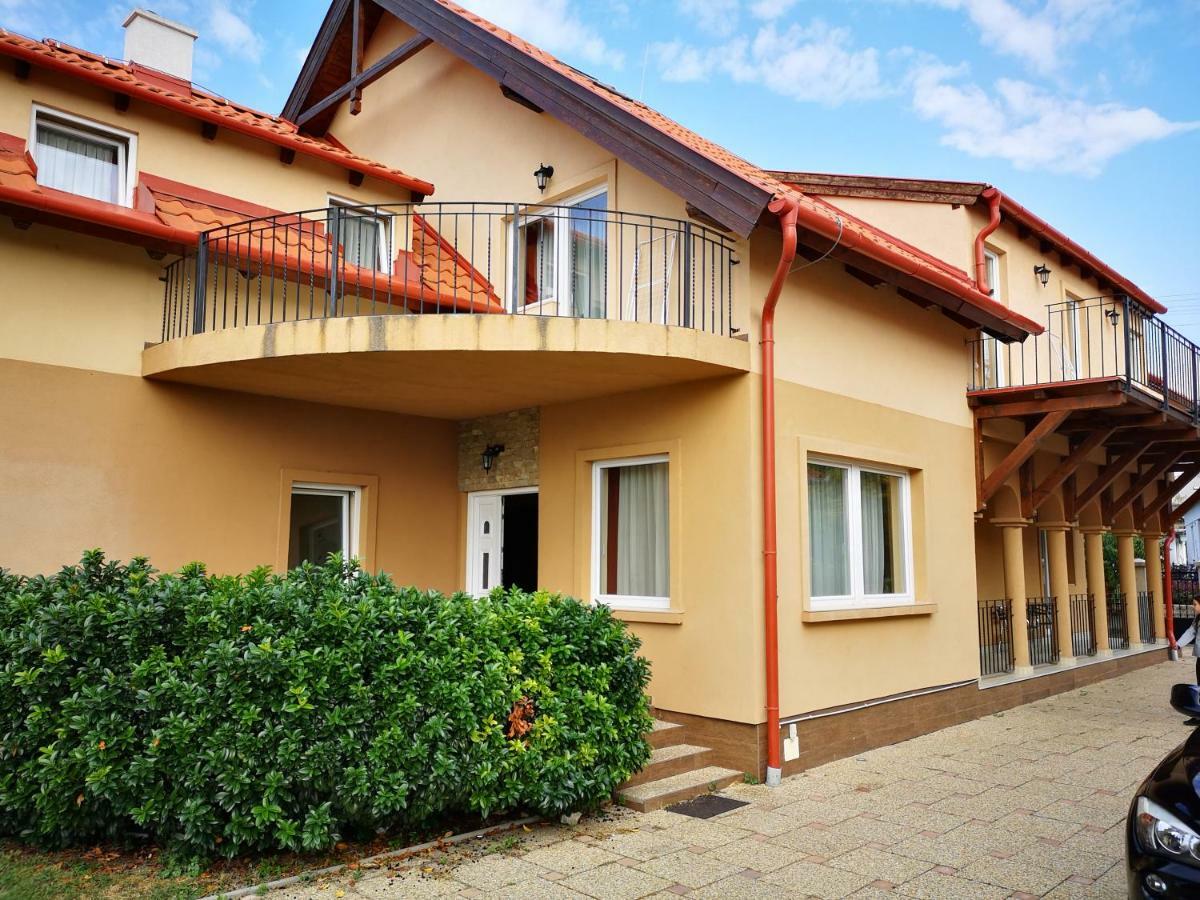 Bed and Breakfast Borostyan Panzio Balatonfuered Exteriér fotografie